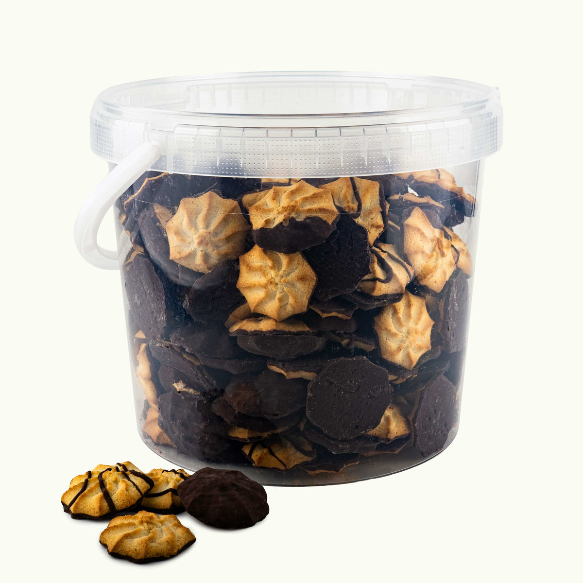 Knuspriges Spritzgebäck aus Mürbeteig, teils auf
Schokoladenboden, teils dekoriert oder vollständig mit
Zartbitterschokolade umhüllt im Eimer.