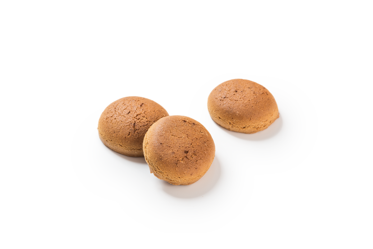 Produktaufnahme von drei braunen Moppen. Die runden Lebkuchen-Gebäckstücke zeichnen sich durch ihre hellbraune und poröse Oberfläche aus. 