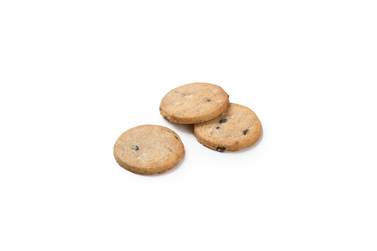 Produktaufnahme von drei runden Butter-Mandel-Keksen. Das goldbraun gebackene Gebäck ist mit sichtbaren Mandelstückchen und dunklen Schokotropfen verfeinert.
