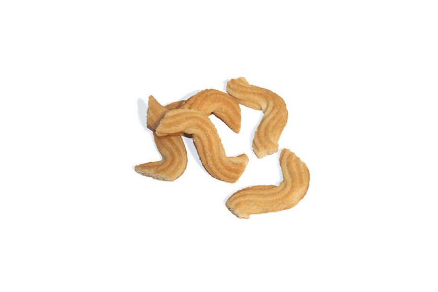 Produktaufnahme von mehreren goldbraunen Butter-Spritzgebäck-Stücken in charakteristischer S-Form. Die Kekse zeichnen sich durch ihre feine, gewellte Struktur aus.