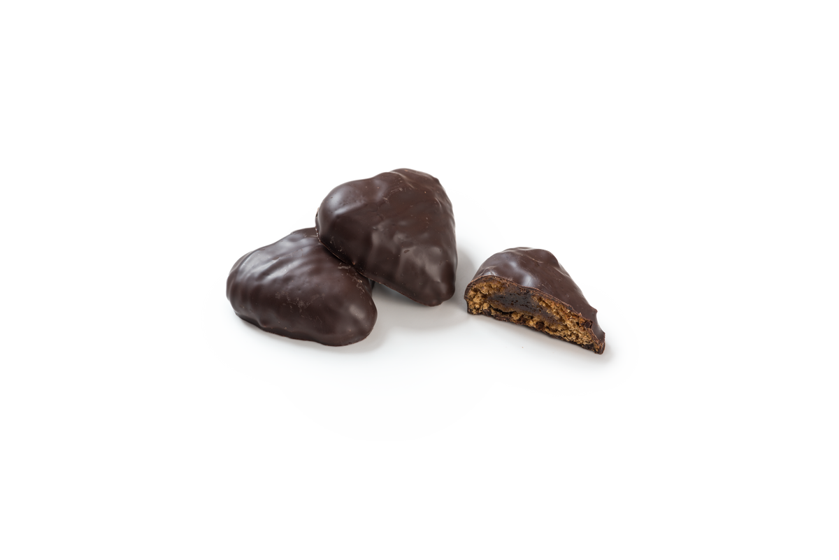Produktaufnahme von drei Lebkuchenherzen, die mit dunkler Zartbitterschokolade überzogen sind. Ein Herz ist halbiert und gibt den Blick auf die saftige Aprikosenfruchtfüllung im Inneren frei.