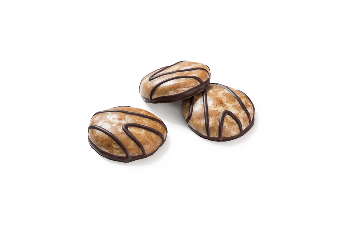 Produktaufnahme von drei runden, glasierten Lebkuchen mit Früchten. Die Lebkuchen sind mit einem feinen Dekor aus dunkler Zartbitterschokolade in Linienform verziert. 