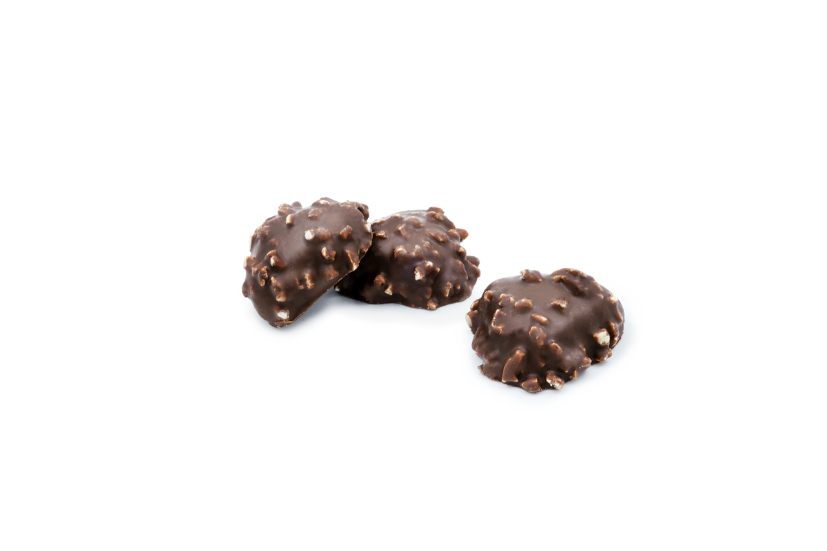 Produktaufnahme von drei Mandelspitzkuchen, vollständig mit Schokolade überzogen und mit knackigen Mandelstückchen gespickt. 