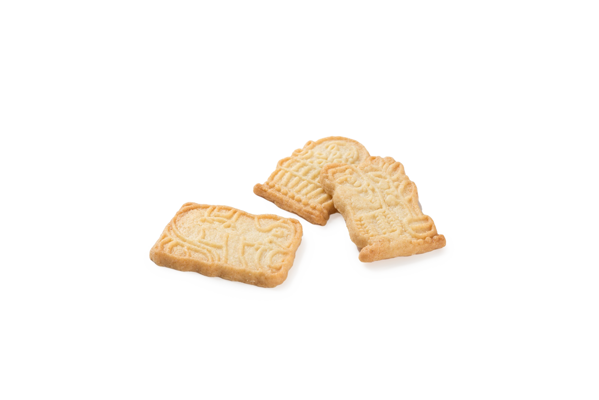 Produktaufnahme von drei Mini-Butter-Spekulatius. Diese Kekse sind ohne Schokoladenüberzug und heben ihre filigranen, geprägten weihnachtlichen Motive auf der goldbraunen Oberfläche besonders hervor.