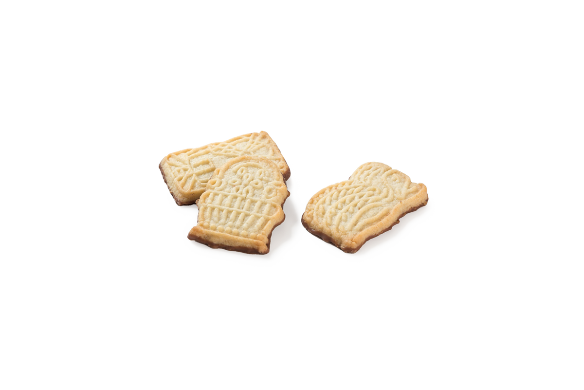 Produktaufnahme von mehreren Mini-Butter-Spekulatius mit Boden aus Vollmilchschokolade. Die goldbraunen Kekse bestechen durch ihre filigranen, detaillierten Prägemuster mit klassischen weihnachtlichen Motiven.