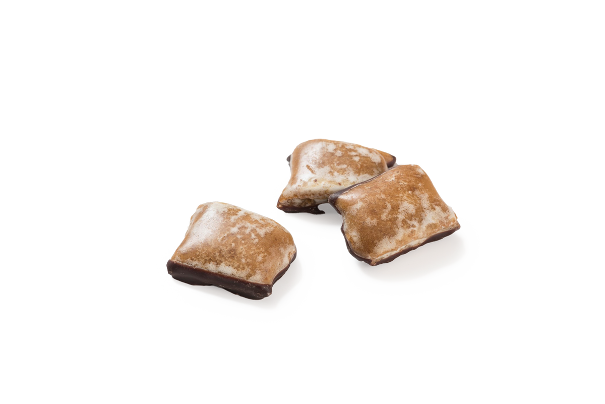 Produktaufnahme von drei Schoko-Orangen-Lebkuchen. Die rechteckigen Gebäckstücke sind an der Oberfläche glasiert.  Der Boden der Lebkuchen ist jeweils mit einer Schicht Zartbitterschokolade überzogen.