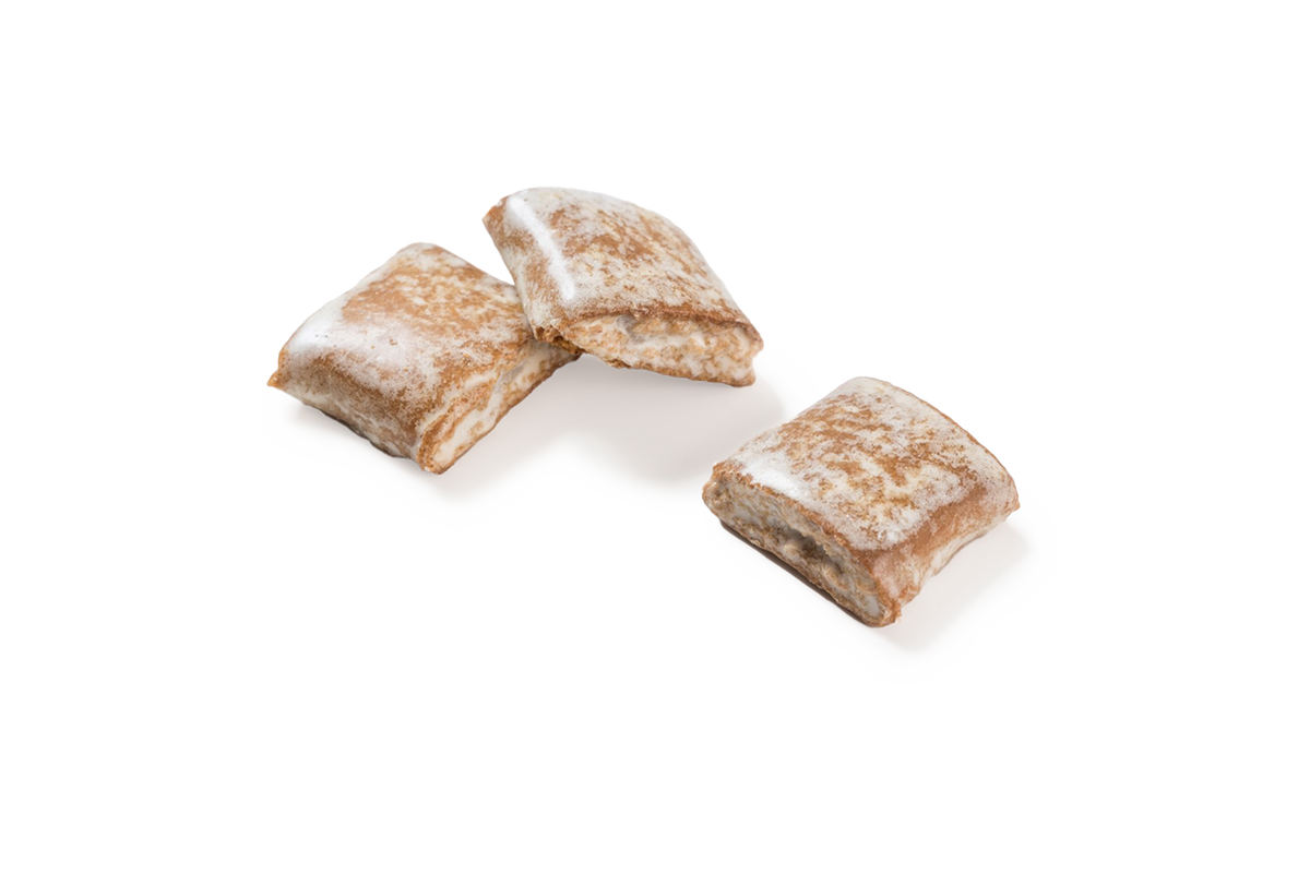 Produktaufnahme von drei glasierten Orangen-Lebkuchen. Die rechteckigen Gebäckstücke sind mit einer hellen Zuckerglasur überzogen.