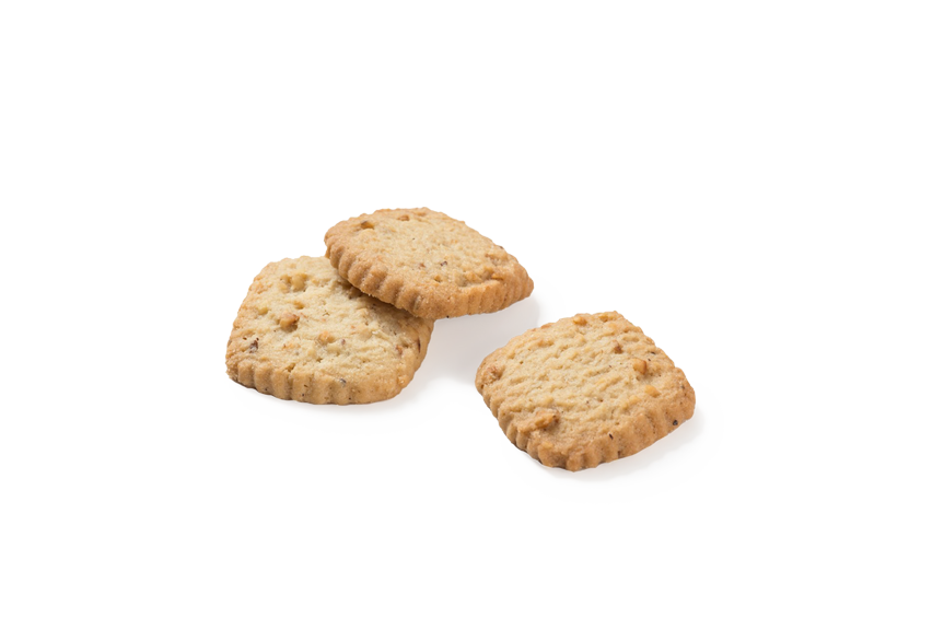 Produktaufnahme von drei quadratischen, hellgoldbraunen Piumer Nussgebäck-Stücken. Die Oberfläche der Kekse ist uneben und mit deutlich sichtbaren, feingehackten Nussstückchen durchsetzt. Die Ränder sind fein gewellt.