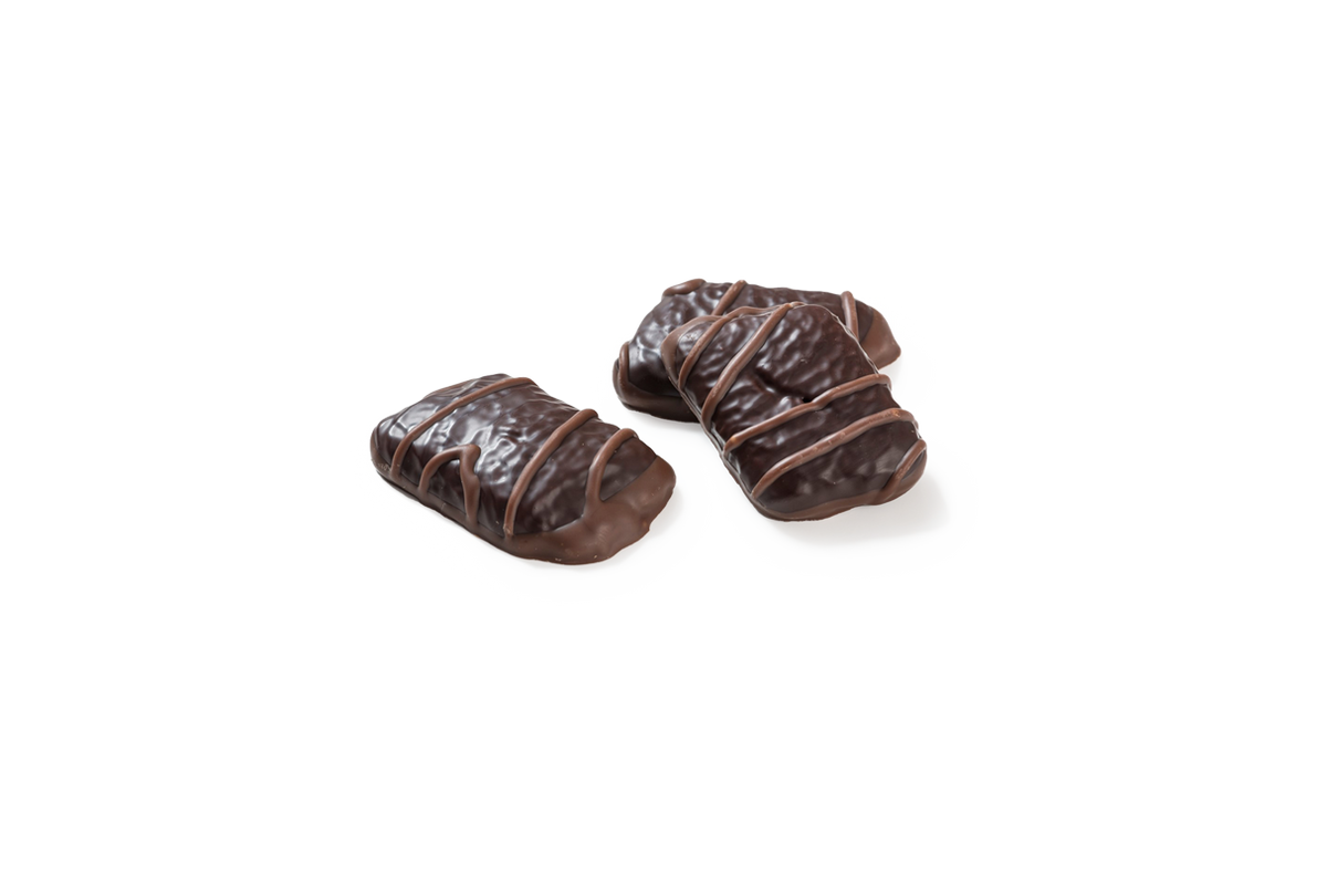 Produktaufnahme von Piumer Printen, einem weichen Lebkuchen. Die rechteckigen Gebäckstücke sind vollständig mit einer Kombination aus Vollmilch- und Zartbitterschokolade überzogen und zusätzlich mit feinen Schokoladenstreifen verziert.