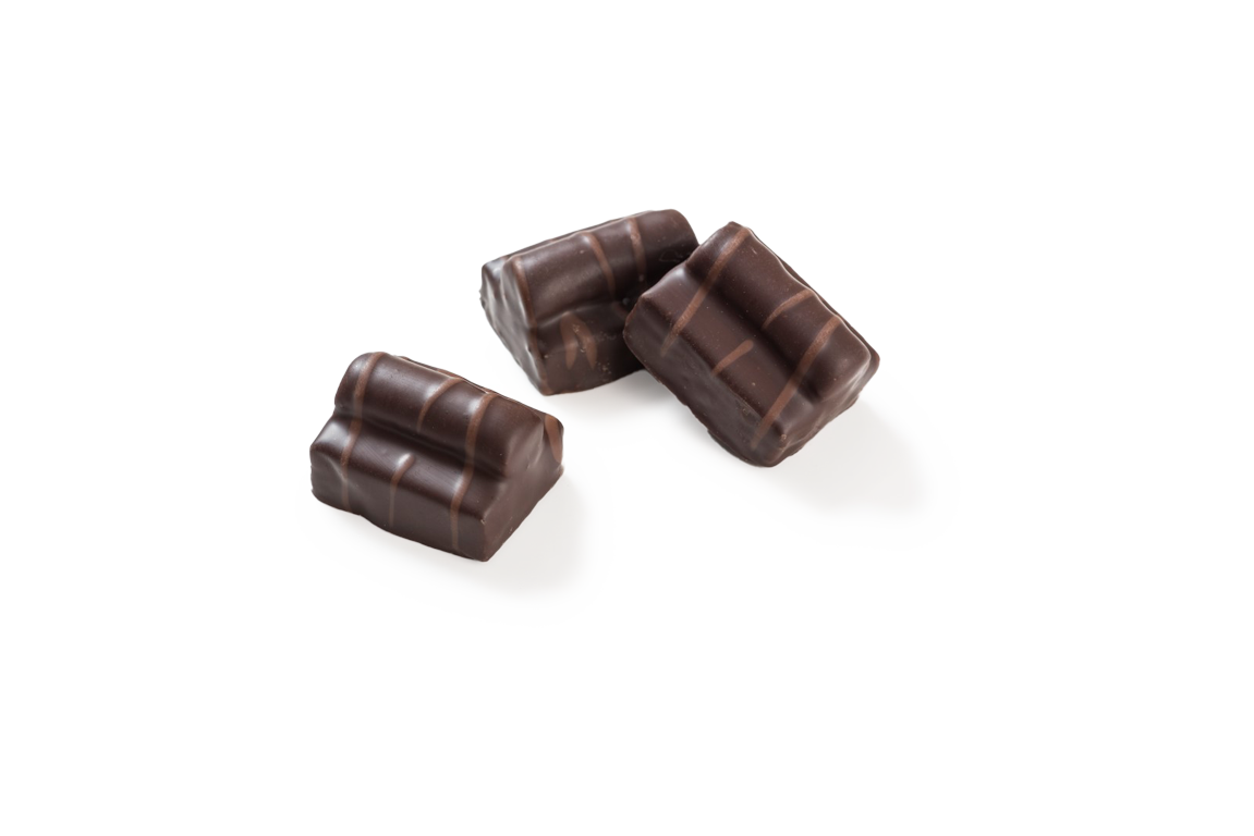 Praliné-Schnitten umhüllt von Schokolade und gefüllt mit Kirsche und Marzipan.