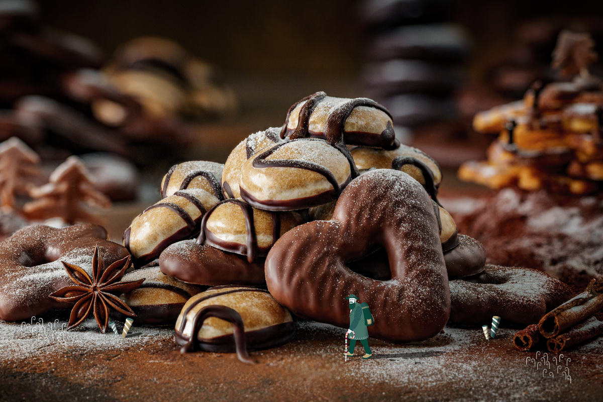Verschiedene Lebkuchen von Schulze, liebevoll dekoriert und drapiert. Mit Puderzucker bestäubt.