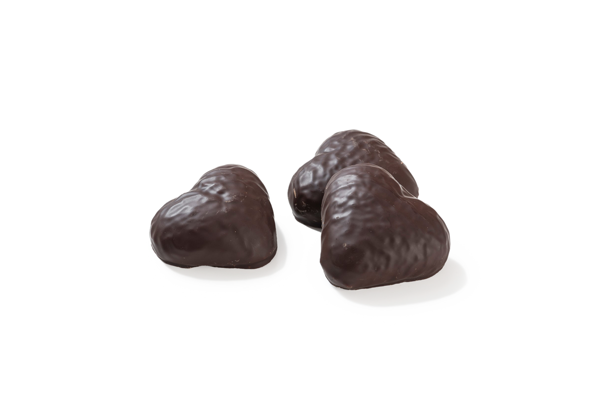 Produktaufnahme von drei herzförmigen Lebkuchen. Die Herzen sind vollständig mit einer glänzenden Schicht Zartbitterschokolade überzogen. 