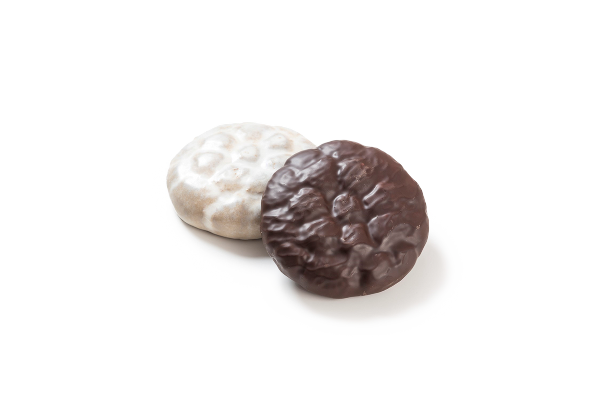 Produktaufnahme eines runden Lebkuchens, die beide Seiten des Produkts zeigt. Die eine Seite ist vollständig mit einer weißen Zuckerglasur überzogen, während die andere Seite mit dunkler Zartbitterschokolade glasiert ist.