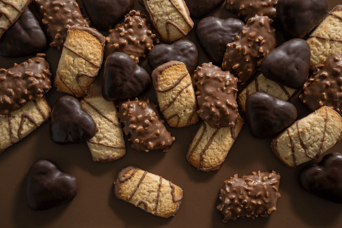 Lebkuchen und Kekse auf einem braunem Hintergrund von oben fotografiert.