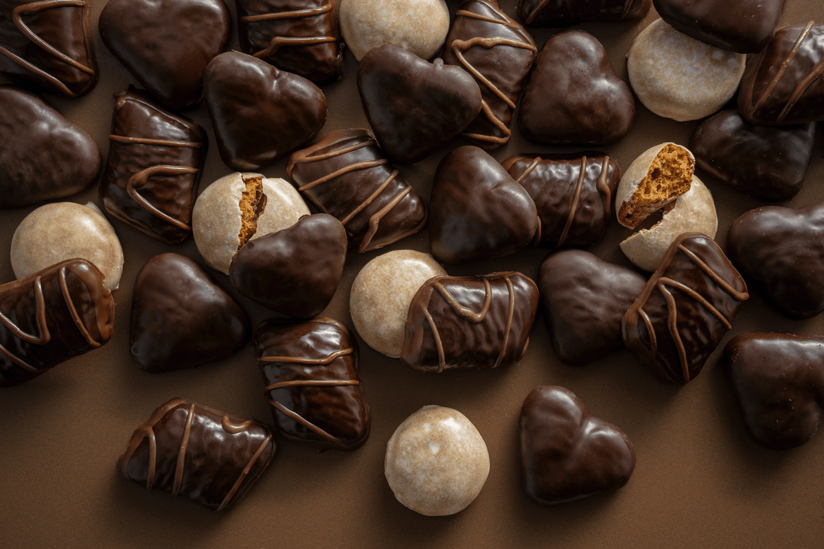 Verschiedene Lebkuchen-Spezialitäten von Schulze auf braunem Hintergrund.