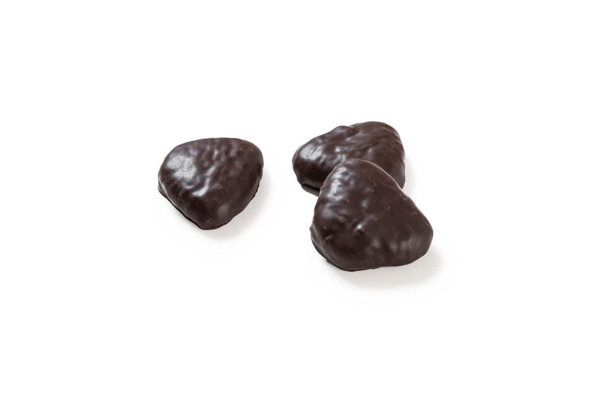 Produktaufnahme von drei weichen Spitzkuchen. Die Lebkuchen zeichnen sich durch ihre typische, leicht dreieckige Form aus und sind vollständig mit einer glänzenden Zartbitterschokoladenkuvertüre überzogen.